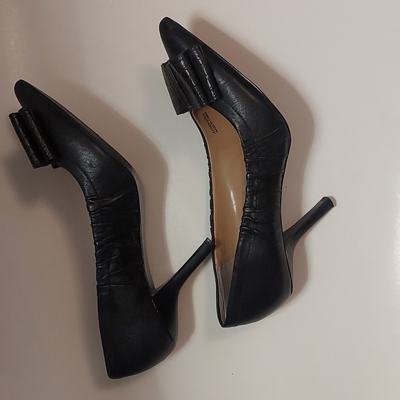 Tahari leather heels/ pumps with a bow - Picture 5 of 5
